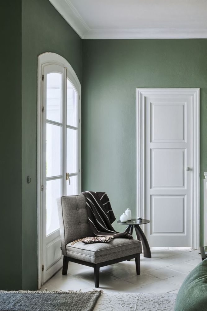  Accent wall inspiration | Green wall paint | Love seat styling | The School of Styling -  http://www.theschoolofstyling.com . 